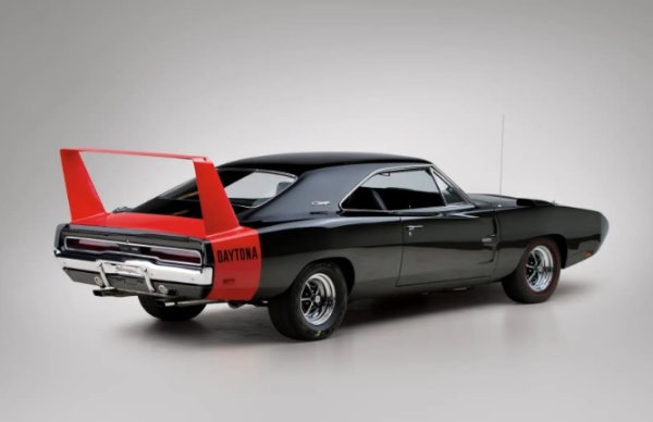 До края на 60-те Chrysler губеше от Ford в състезанията със стандартни автомобили. И знаеше, че подобряването на аеродинамичната ефективност е ключът към успех. Но първият му опит - Charger 500 с изравнена решетка и задно стъкло, все още не беше достатъчно бърз. 

Тогава дойде моделът Dayton с 503 произведени бройки през лятото на 1969 година. Със своя огромен носов конус и стабилизиращо задно крило Daytona достигна 320 километра в час по време на квалификацията на Talladega 500. Нов рекорд.

Все още не можеше да попречи на Ford да спечели титлата, но се включи в кампанията за сезон 1970 година. Този път заедно с новата и по-известна "сестра" Plymouth Superbird. Най-накрая Chrysler победи Ford.